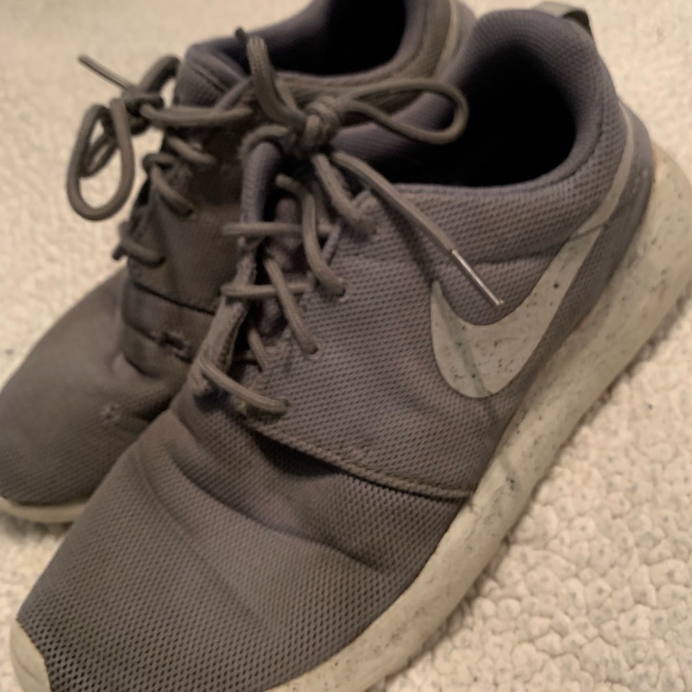 Nike grey roshe